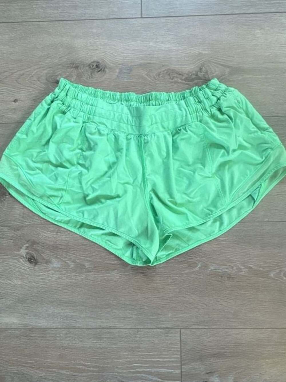 lululemon hotty hot low rise 2.5 shorts
